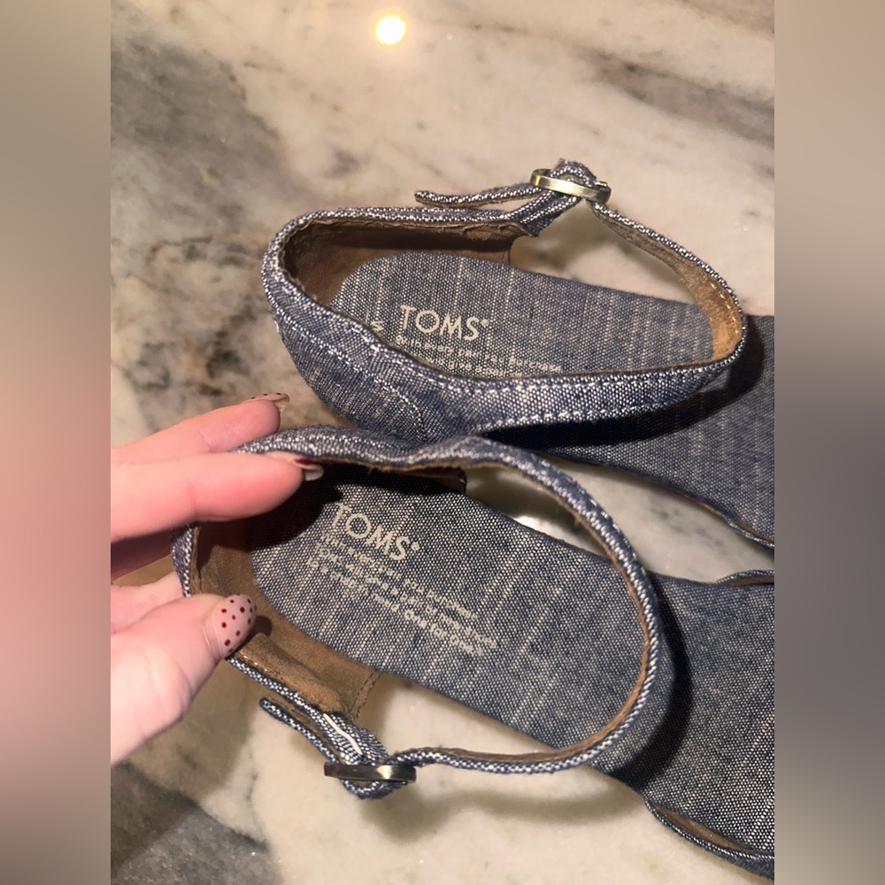 Tom’s Size 8 Women’s Blue Denim‎ Cork Wedge Strappy Peep Toe Sandals - Picture 9 of 11